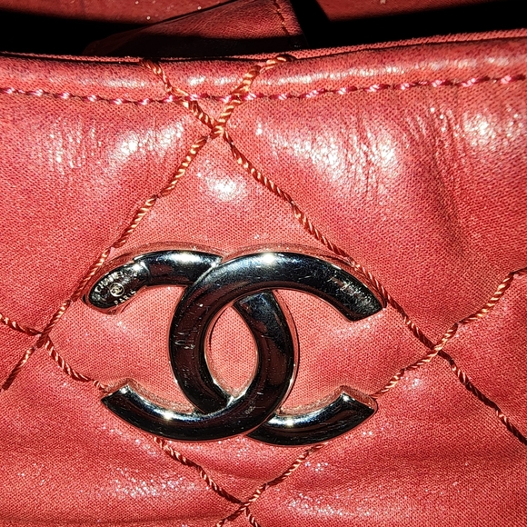 CHANEL QUILTED IREDESCENT RED CALFSKIN TOTE - Picture 13 of 17